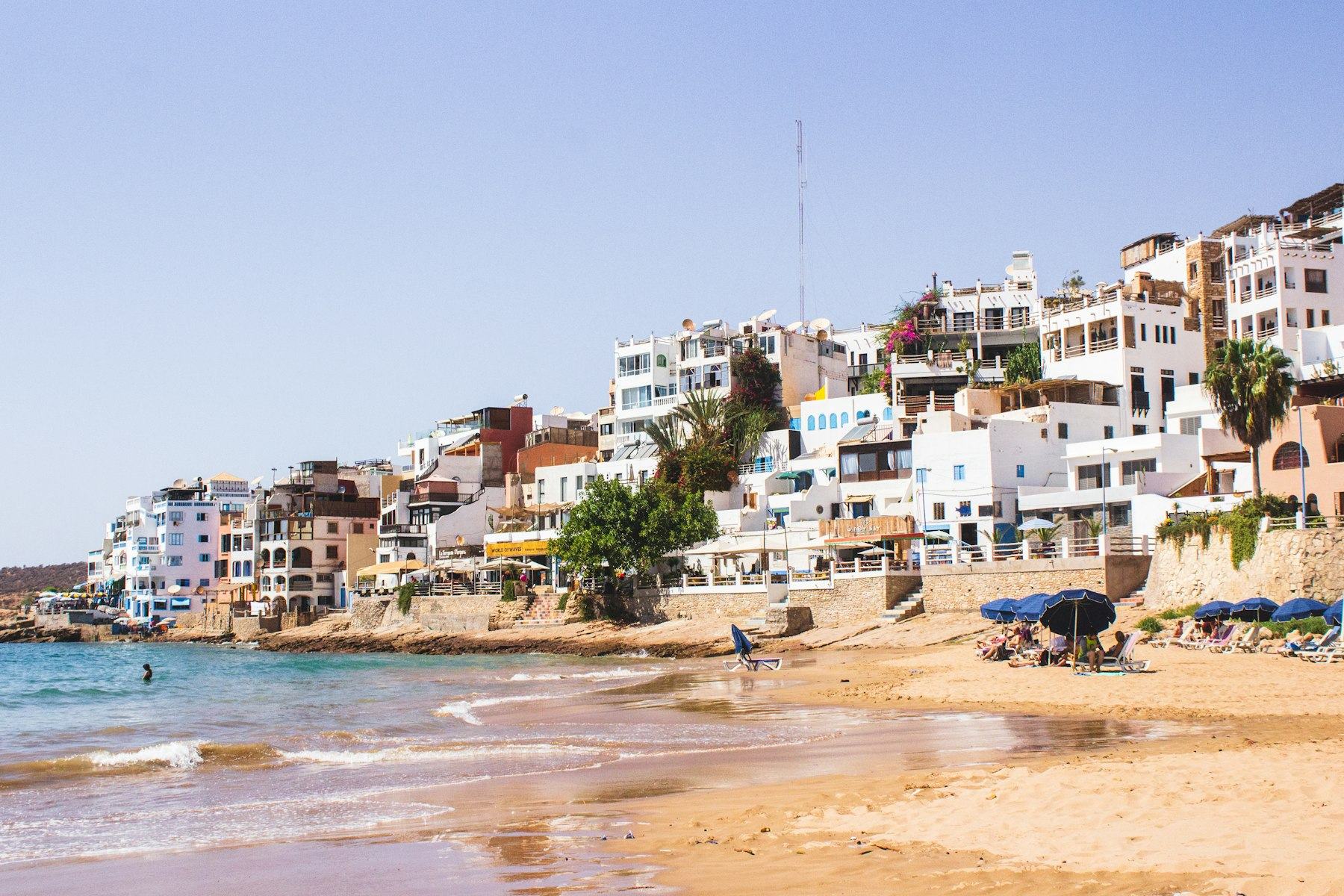 Village blanc au bord de l'océan près d'Agadir