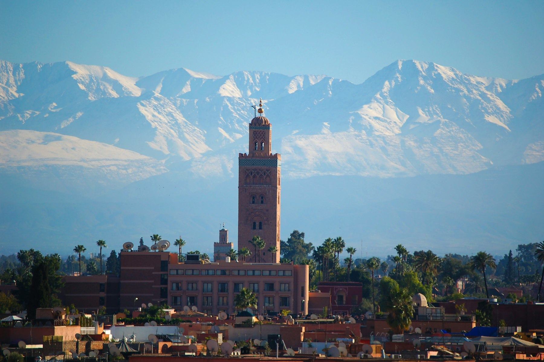 La mosquée Koutoubia et l'Atlas enneigé à Marrakech